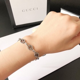 Браслет Gucci с двойным логотипом в стиле ретро Модель, которую н