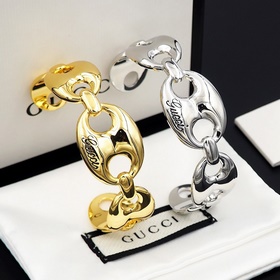 Большой браслет Gucci C-образной формы с надписью Gucci, выполнен