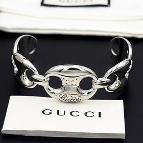 Большой браслет Gucci C-образной формы с надписью Gucci, выполнен