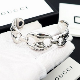 Большой браслет Gucci C-образной формы с надписью Gucci, выполнен