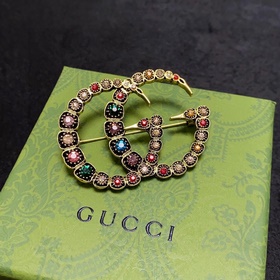 Новые броши с ретро-бриллиантами от Gucci, представленные в магаз