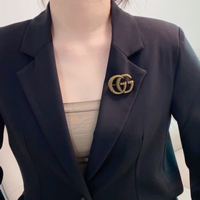 Новая ретро-брошь Gucci с двойным G виде колосьев пшеницы – это у
