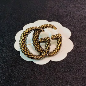 Новая ретро-брошь Gucci с двойным G виде колосьев пшеницы – это у