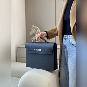 Стильный и лаконичный дизайн. Вмещает документы и журналы. Также