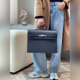 Стильный и лаконичный дизайн. Вмещает документы и журналы. Также