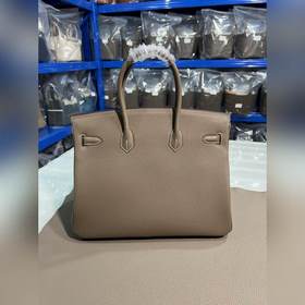 Фотографииз мастерской Birkin Platinum, слоновая кость с золотой