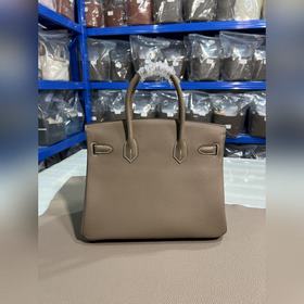 Фотографииз мастерской Birkin Platinum, слоновая кость с золотой
