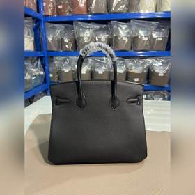 Фотографии мастерской Birkin Platinum, черная, золотая застежка,