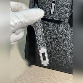 Фотографии мастерской Birkin Platinum, черный, серебряная застежк