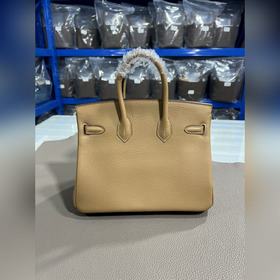 Фотографииз мастерской Birkin Platinum, цвет «чай с молоком», сер