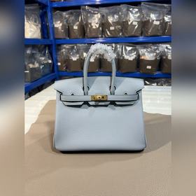 Фотографии мастерской Birkin Platinum Holy Grail с золотой застеж