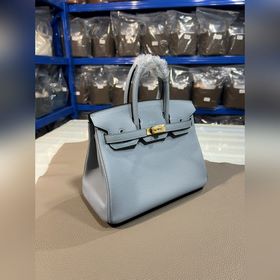 Фотографии мастерской Birkin Platinum Holy Grail с золотой застеж