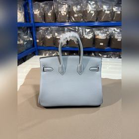 Фотографии мастерской Birkin Platinum Holy Grail с золотой застеж