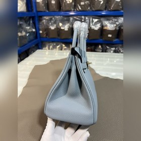 Фотографии мастерской Birkin Platinum Holy Grail с золотой застеж