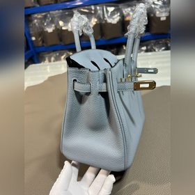 Фотографии мастерской Birkin Platinum Holy Grail с золотой застеж