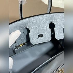 Фотографии мастерской Birkin Platinum Holy Grail с золотой застеж