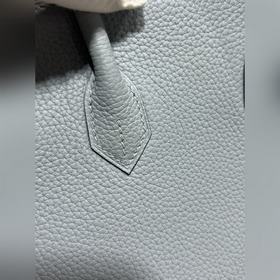 Фотографии мастерской Birkin Platinum Holy Grail с золотой застеж