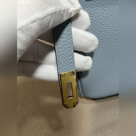 Фотографии мастерской Birkin Platinum Holy Grail с золотой застеж