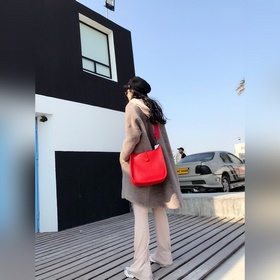 『    』 Красный флаг с золотой застежкой Сочетание прочности кр