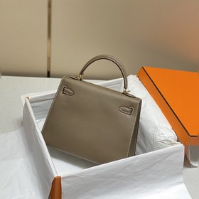Ручная работа из восковой нити    В наше время Hermès вышел з