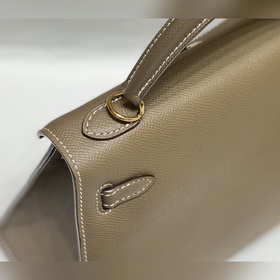 Ручная работа из восковой нити    В наше время Hermès вышел з