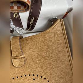 В наличии： Evelyn 28 см, импортная кожа TC, песочный цвет, серебр