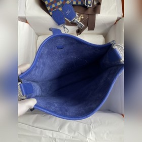 В наличии： Evelyn 28 см, импортная кожа TC, электрически-синий, с