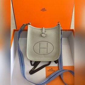 Фотография реального товара. Брошь Evelyn Pearl Silver Buckle, се