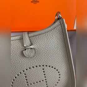 Фотография реального товара. Брошь Evelyn Pearl Silver Buckle, се