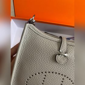 Фотография реального товара. Брошь Evelyn Pearl Silver Buckle, се
