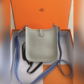 Фотография реального товара. Брошь Evelyn Pearl Silver Buckle, се