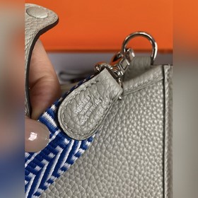 Фотография реального товара. Брошь Evelyn Pearl Silver Buckle, се