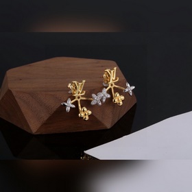 【Версия Seiko】 Серьги Louis Vuitton с буквами. Два способа ношени