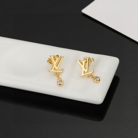 【Версия Seiko】 Серьги Louis Vuitton с буквами. Созданные с высоки
