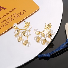 【Версия Seiko】 Серьги Louis Vuitton с буквами цветами. Можно носи