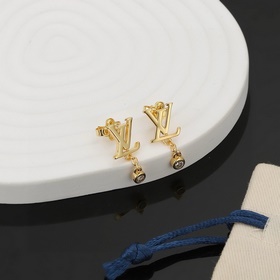 【Версия Seiko】 Серьги Louis Vuitton с буквами. Созданные с высоки