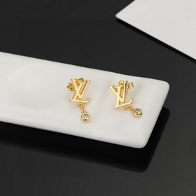 【Версия Seiko】 Серьги Louis Vuitton с буквами. Созданные с высоки