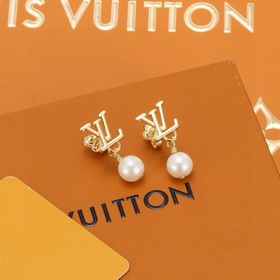 Серьги-гвоздики с буквами Louis Vuitton. Созданы с помощью мастер