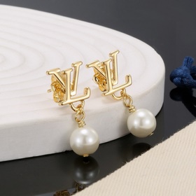 Серьги-гвоздики с буквами Louis Vuitton. Созданы с помощью мастер