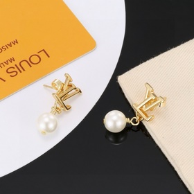 Серьги-гвоздики с буквами Louis Vuitton. Созданы с помощью мастер