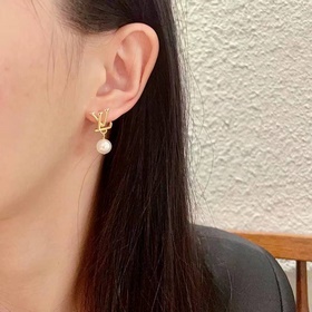 Серьги-гвоздики с буквами Louis Vuitton. Созданы с помощью мастер