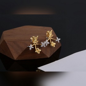 【Версия Seiko】 Серьги Louis Vuitton с буквами. Два способа ношени