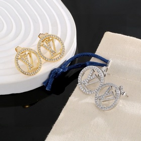 【Версия Seiko】 Серьги Louis Vuitton с буквами. Два способа ношени
