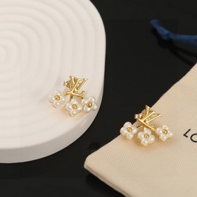 Серьги Louis Vuitton Серьги с буквами цветами. Два способа ношени