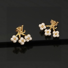 Серьги Louis Vuitton Серьги с буквами цветами. Два способа ношени