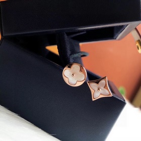 Lv Louis Vuitton Асимметричные серьги-гвоздики с четырехлистным к
