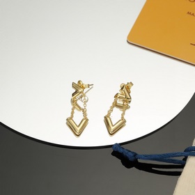 【Версия Seiko】 Серьги Louis Vuitton с буквами. Два способа ношени