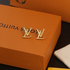 Золотые серьги-гвоздики с буквами LV. Индивидуальность Louis Vuit