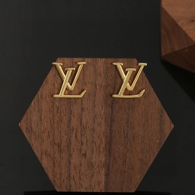 Золотые серьги-гвоздики с буквами LV. Индивидуальность Louis Vuit