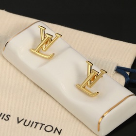 Золотые серьги-гвоздики с буквами LV. Индивидуальность Louis Vuit
